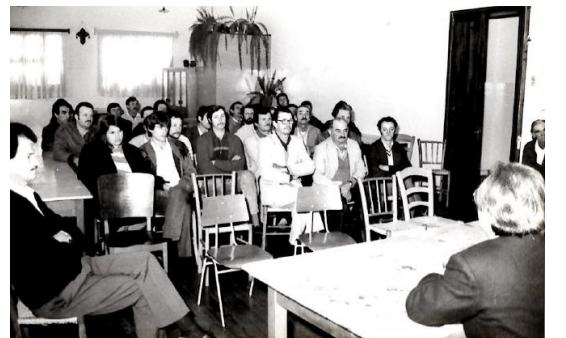 Assembleia de fundação do Sindicato em 1986, com dezenas de mineradores reunidos em salão