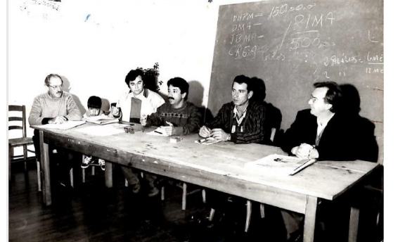 Mesa diretiva na fundação do Sindicato em 1986, cinco homens sentados a uma mesa de reunião